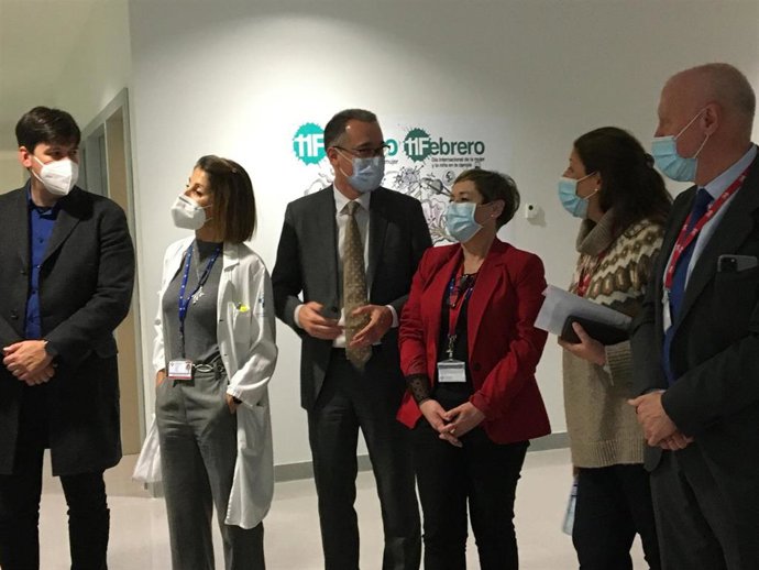 El consejero de Salud, Pablo Fernández Muñiz, en el HUCA.