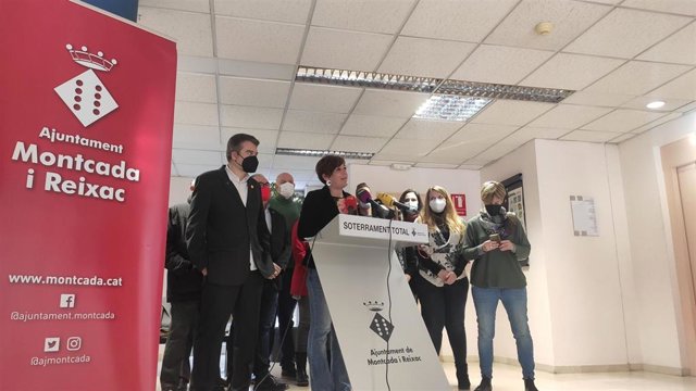 La alcaldesa de Montcada i Reixac, Laura Campos, en la comparecencia ante los medios