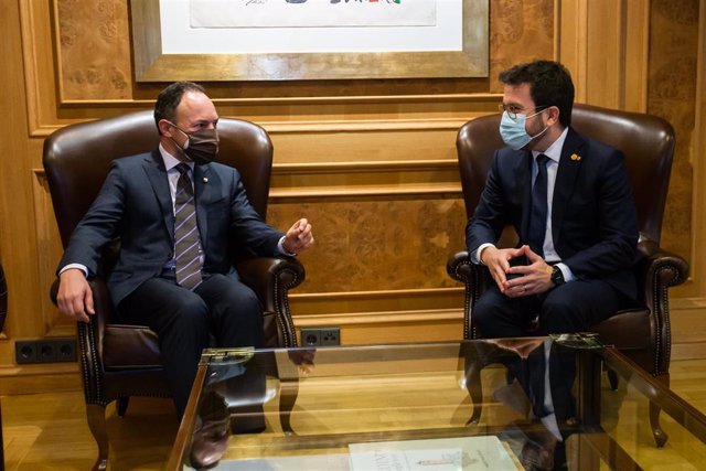 El presidente de la Generalitat, Pere Aragonès (d), y el jefe del Govern de Andorra, Xavier Espot, durante una reunión en el Gobierno de Andorra, a 11 de febrero de 2022, en Andorra la Vella (Andorra). El objetivo de este encuentro es tejer "complicidades