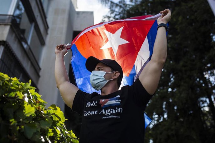 Archivo - Un hombre con una bandera de Cuba durante las protestas contra el Gobierno.