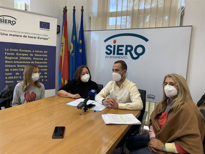 Angel García, en el centro