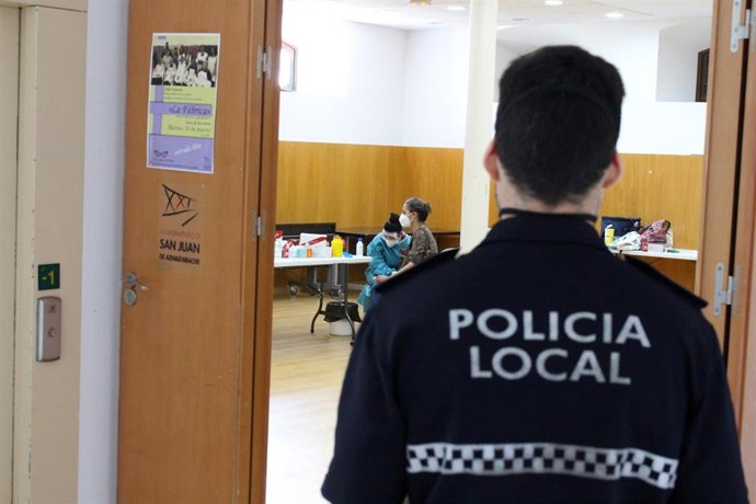 Archivo - Agente de la Policía Local de San Juan de Aznalfarache.