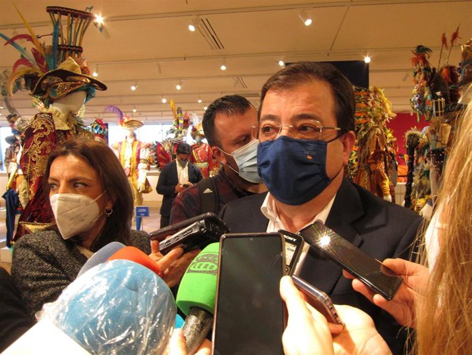 El presidente de la Junta de Extremadura, Guillermo Fernández Vara, en declaraciones a los medios de comunicación en Badajoz