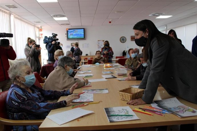 La consejera de Bienestar Social, Bárbara García Torijano, en su visita a la residencia de personas mayores 'Paseo de la Cuba'.