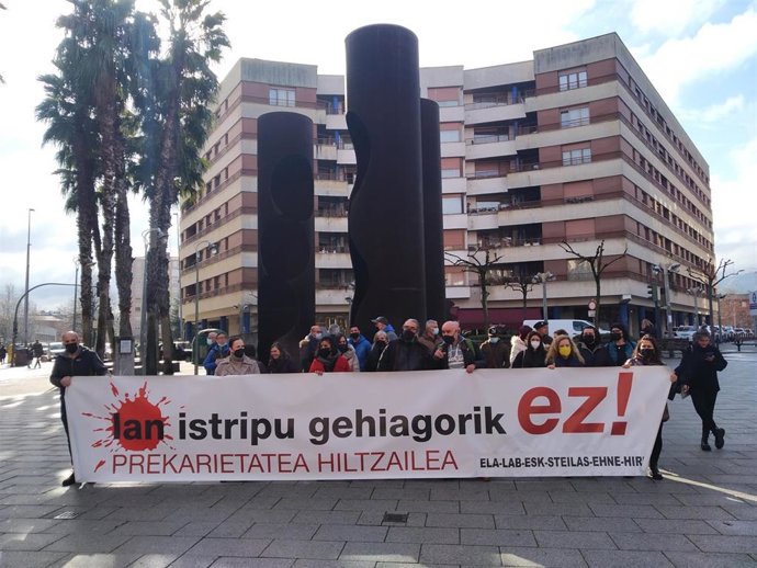 Concentración de los sindicatos ELA, LAB, ESK, Steilas, EHNE e Hiru en Barakaldo por el último accidente laboral mortal