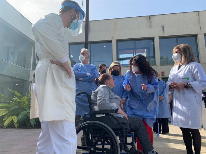 La consejera de Igualdad, Políticas Sociales y Conciliación, Rocío Ruiz, en la residencia 'La Viña' de Chucena (Huelva).