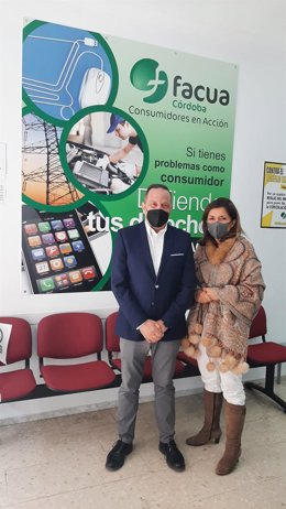 La delegada de Salud y Familias en Córdoba, María Jesús Botella, en su visita a la sede de Facua.