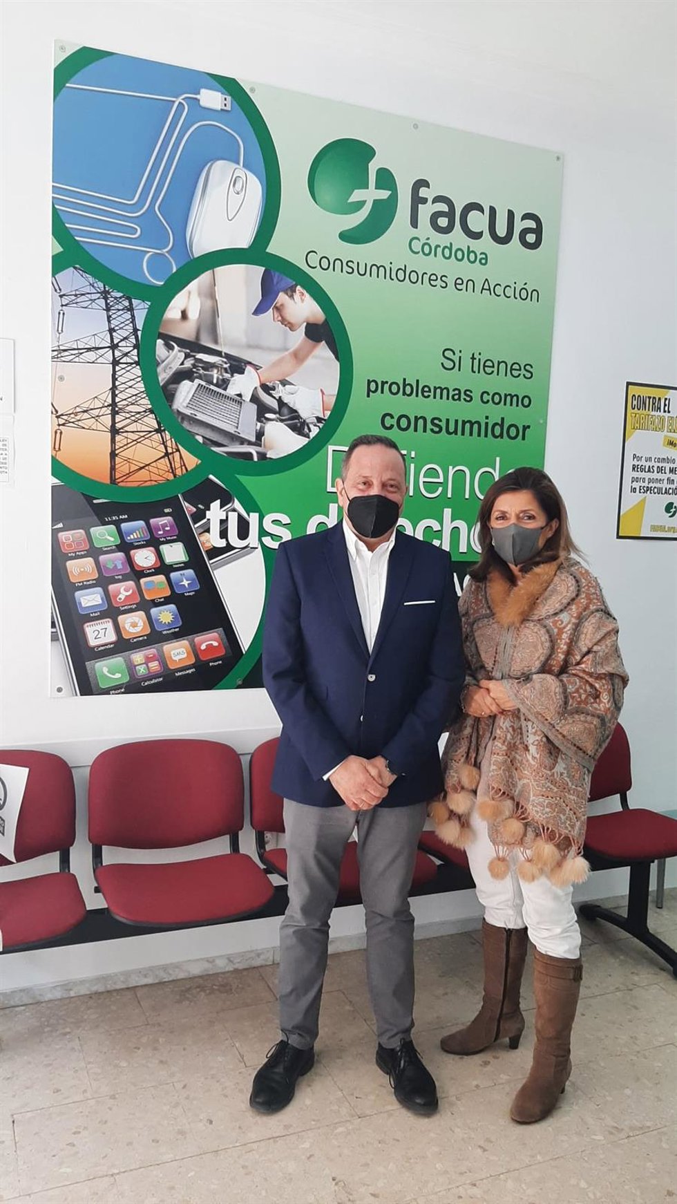 La delegada de Salud y Familias en Córdoba, María Jesús Botella, en su visita a la sede de Facua.