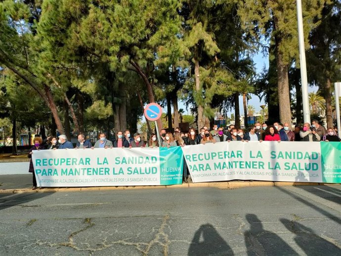 La Plataforma de alcaldes y portavoces por la Sanidad Pública de Huelva (PSPH) 'Recuperar la Sanidad para mantener la Salud', en su concentración de este viernes.