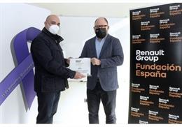 El director de la Fundación Renault Group España en su visita a Afala, una de las tres asociaciones premiadas en el concurso '¿Colaboras con una ONG?'