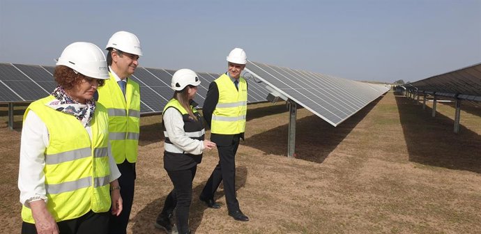 El alcalde de Sevilla, Antonio Muñoz, en la visita a la planta solar de Endesa en Torrepalma, acompañado del director general de Endesa en Andalucía, Extremadura, Ceuta y Melilla, Rafael Sánchez.