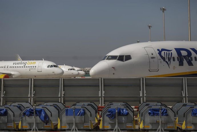 Archivo - Aviones en la pista del aeropuerto de Sevilla-San Pablo.