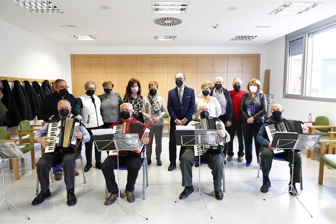 El presidente de Aragón, Javier Lambán, visita el Hogar de Mayores Picarral de Zaragoza.