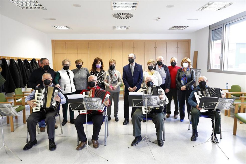 El presidente de Aragón, Javier Lambán, visita el Hogar de Mayores Picarral de Zaragoza.