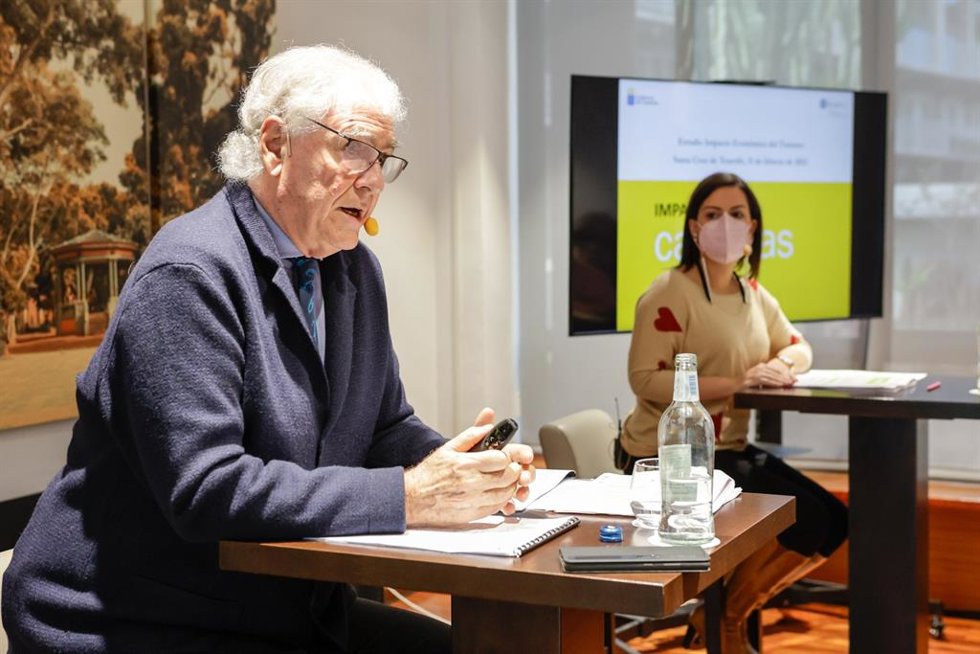 El vicepresidente ejecutivo de Exceltur, José Luis Zoreda, y la consejera de Turismo del Gobierno de Canarias, Yaiza Castilla, en la presentación del informe 'Impactur'