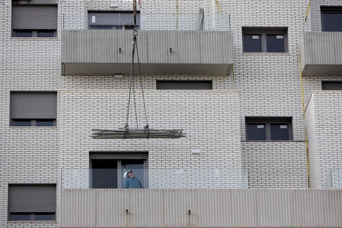 Un hombre trabaja en una obra, en Madrid 