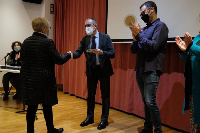 El conseller de Sectores Productivos, Juan Pedro Yllanes, entregando los distintivos a los comercios de Manacor.