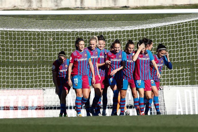Archivo - La futbolista del FC Barcelona Irene Paredes celebra un gol con sus compañeras ante el Real Madrid en el Estadio Alfredo Di Stefano.