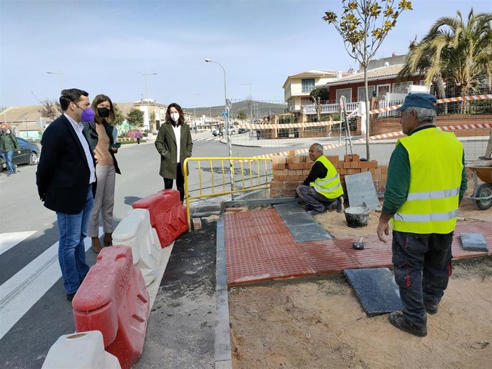 La delegada territorial de Justicia, Regeneración y Administración Local, Mónica Alejo (en el centro), junto al alcalde de Villanueva del Rosario, Juan González, visita obras del PFEA del municipio