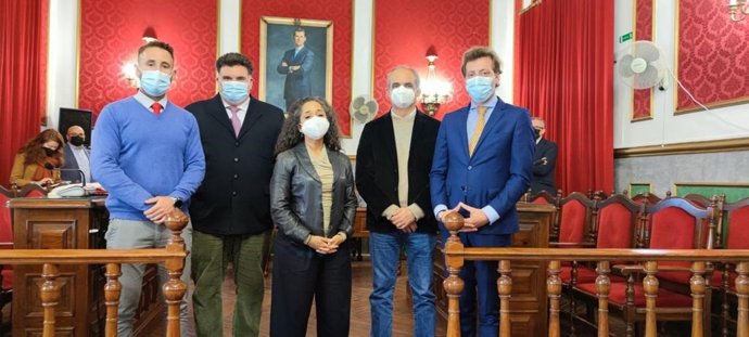 La embajadora de Estados Unidos en España, Julissa Reynoso, en la reunión con los alcaldes de la zona de la base de Morón.