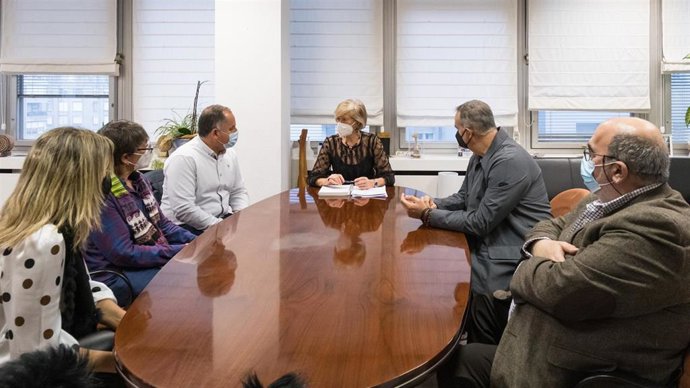 La consejera de Educación, Marina Lombó, y otros miembros de su departamento, se reúnen con el alcalde de Cabezón de la Sal, Víctor Reinoso, y otros miembros de la Corporación local y con la directora del CEPA Margarita Salas