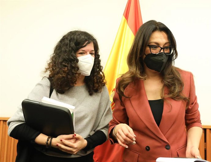La portavoz adjunta, Sofía Castañón, y la diputada de la Asamblea de Madrid, Sol Sánchez, participan en la jornada 'Ley Audiovisual: escuchando al sector', en el Congreso de los Diputados, a 11 de febrero de 2022, en Madrid (España). 