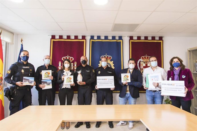 La Policía Nacional entrega cheques solidarios a dos entidades sociales.