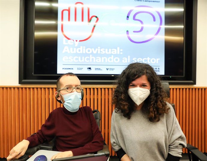 El portavoz de Unidas Podemos en el Congreso, Pablo Echenique, y la portavoz adjunta, Sofía Castañón, participan en la jornada 'Ley Audiovisual: escuchando al sector', en el Congreso de los Diputados, a 11 de febrero de 2022, en Madrid (España).