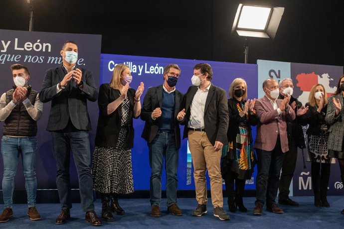 El presidente de la Xunta, Alberto Núñez Feijoó; el presidente de Castilla y León y candidato del PP a la reelección, Alfonso Fernández Mañueco