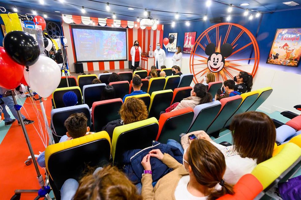 Cine infantil en el Hospital Materno-Infantil del Hospital Universitario Torrecárdenas de Almería.