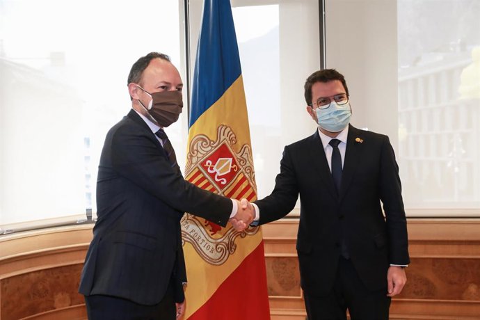 El cap de govern d'Andorra, Xavier Espot (e), i el president de la Generalitat, Pere Aragons (d)