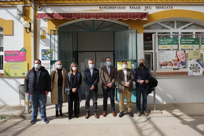 El delegado territorial de Empleo de la Junta en Córdoba, Ángel Herrador (tercero por la dcha.), con alcaldes de municipios de la Mancomunidad del Guadiato.