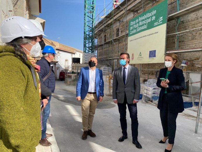 El delegado provincial de Fomento, Infraestructuras y Ordenación del Territorio, Antonio Granados, visitas las obras de rehabilitación del Pósito de Caniles (Granada).