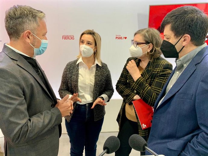 Rueda de prensa de Ana Isabel Jiménez y Nieves Hernández en la sede del PSOE provincial.