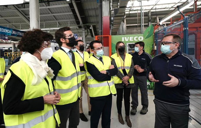 El presidente del PP, Pablo Casado, visita la fábrica de vehículos industriales de IVECO, en Valladolid.