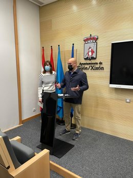 El portavoz de Foro, Jesús Martínez Salvador, y la edil de Ciudadanos Ana Isabel Menéndez, en rueda de prensa en el Ayuntamiento de Gijón