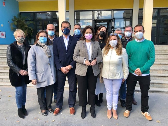 Archivo - Margarita del Cid, portavoz del PP en el Ayuntamiento de Torremolinos, con ediles del municipio tras el anuncio de la moción de censura en la localidad.