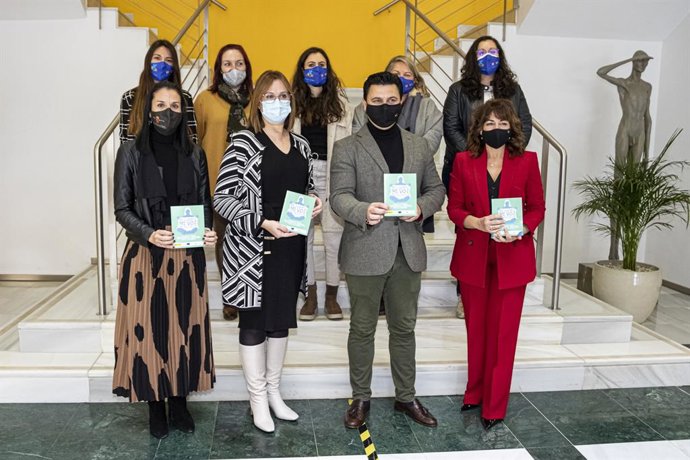 La directora general de Mujer y Diversidad de Género, María José García; la consejera Isabel Franco; el alcalde de San Javier, José Miguel Luengo; y Ana Belén Martínez, concejala de Mujer e Igualdad de San Javier, junto a trabajadores del Cavax