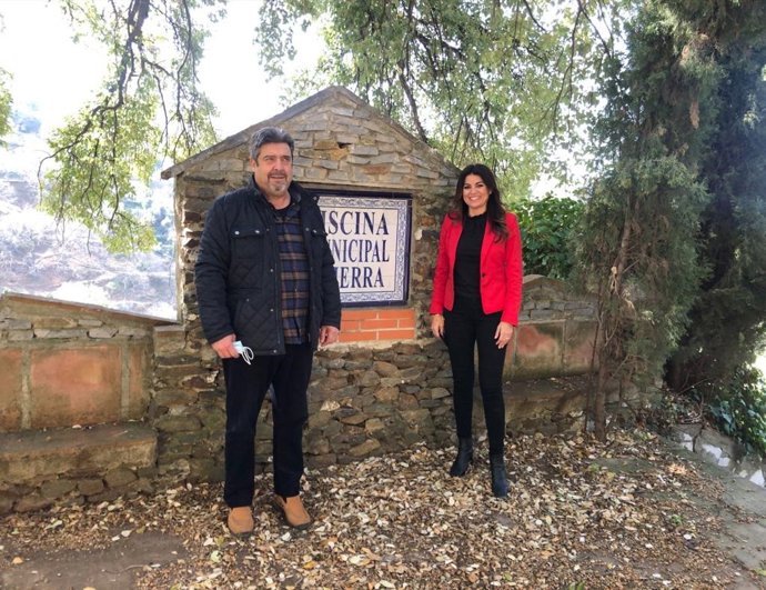 La delegada territorial de Turismo, Nuria Rodríguez, visita Pujerra (Málaga) y se reúne con el alcalde, Francisco Macías.