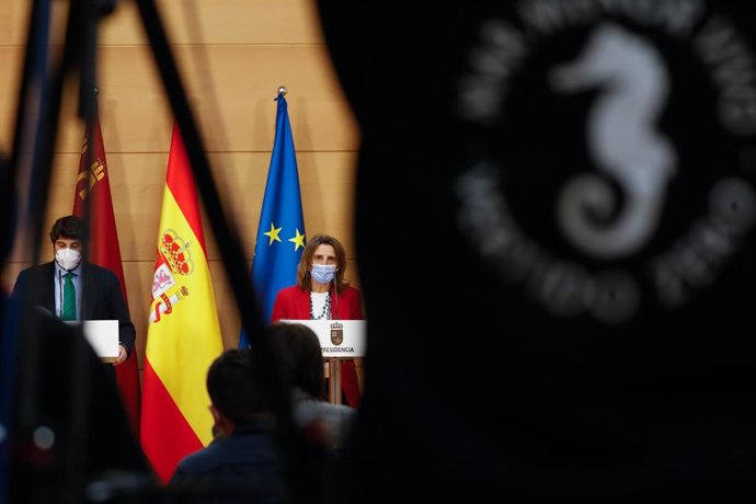 El presidente de la Región de Murcia, Fernando López Miras, y la vicepresidenta tercera y ministra para la Transición Ecológica y el Reto Demográfico (MITECO), Teresa Ribera, comparecen en rueda de prensa