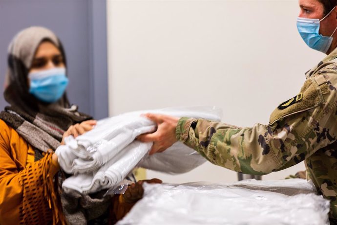Militar estadounidense proporciona ayuda humanitaria a una mujer afgana