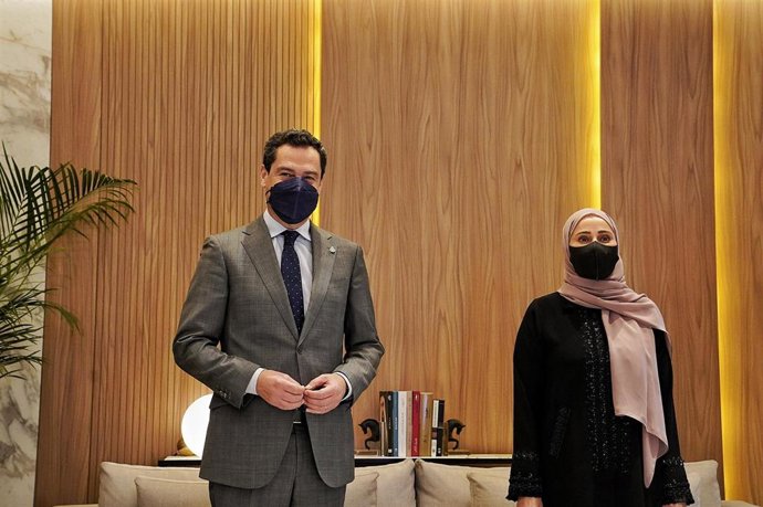 El presidente de la Junta, Juanma Moreno, ha mantenido este viernes en Dubai una reunión con la con la ministra de Estado para el Desarrollo Gubernamental y el Futuro de los Emiratos Árabes Unidos, Ohood Khalfan Al Roumi