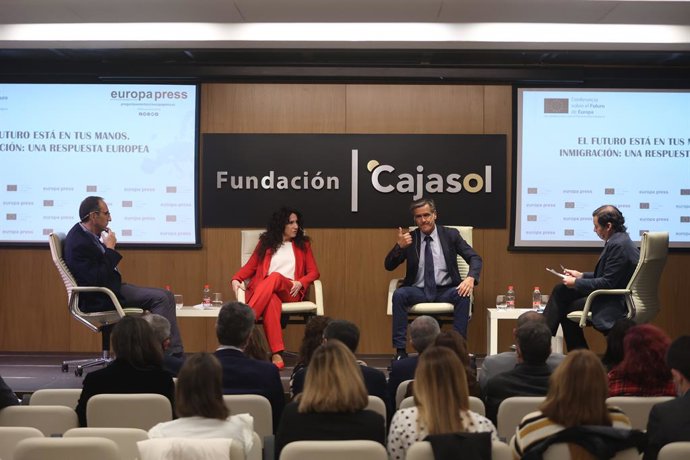 Participantes en el encuentro informativo de Europa Press Andalucía organizado en Sevilla en colaboración con el Parlamento Europeo con motivo de la Conferencia sobre el Futuro de Europa (Cofoe).