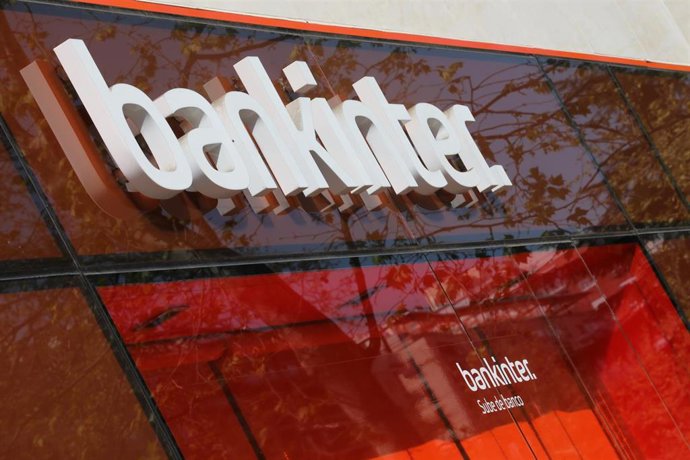 Archivo - Letrero del banco Bankinter en una de sus oficinas de la capital.