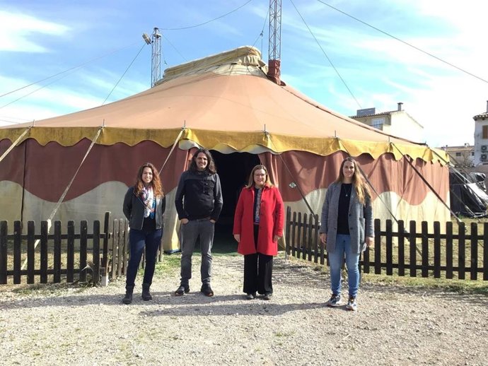 La vicepresidenta del Consell de Mallorca y consellera de Cultura, Patrimonio y Política Lingüística, Bel Busquets, durante una visita a las instalaciones del Circ Bover.