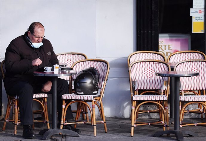 Archivo - Arxiu - Un client amb mascareta en una cafeteria de París