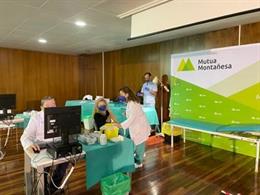 Archivo - Vacunación en el Hospital Mutua Montañesa de Santander