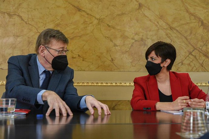 La ministra de Política Territorial y portavoz del Gobierno, Isabel Rodríguez, habla con el president de la Generalitat valenciana, Ximo Puig