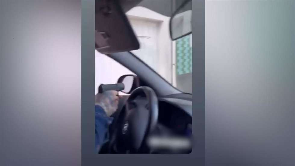 Un vecino de Camariñas (A Coruña) permanece investigado como presunto autor de un delito de maltrato animal después de haber subido un vídeo a las redes sociales en el que se ve cómo dispara a un gato con un pistola de aire compromido