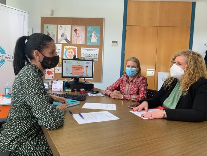 Reunión de la directora de Mujer y Diversidad de Género, María José García, con la presidenta de Ampiec, Ascensión García, en la que trataron sobre el concurso 'Científica por un día'